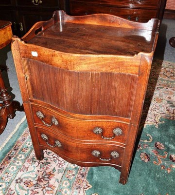 Lot 653 - A George III mahogany serpentine front night commode