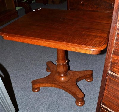 Lot 657 - A Victorian mahogany pedestal table, third quarter 19th century