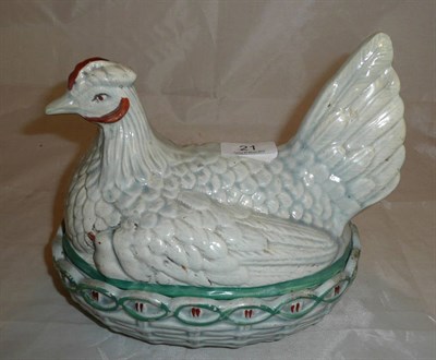 Lot 21 - An English Pearlware pottery nesting hen egg box