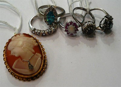 Lot 172 - Five various dress rings and a cameo brooch