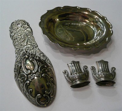 Lot 205 - Irish silver pin dish, white metal wall font and a pair of 925 peppers modelled as Viking boats