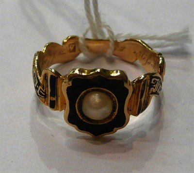 Lot 217 - A pearl set mourning ring