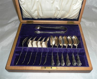 Lot 295 - A cased set of twelve silver teaspoons and tongs