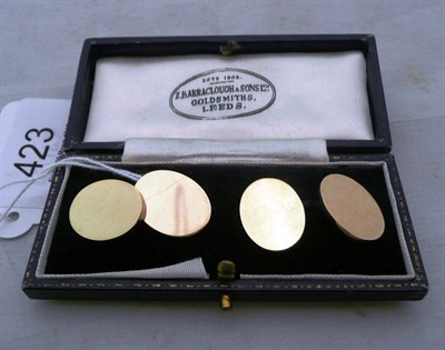 Lot 423 - A pair of 9ct gold cufflinks in a fitted case