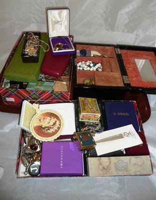 Lot 459 - A collection of assorted costume jewellery