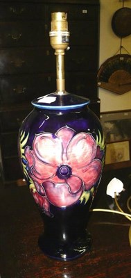 Lot 511 - Modern Moorcroft anemone lamp