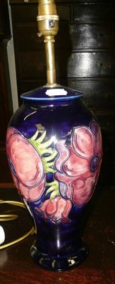 Lot 512 - Modern Moorcroft anemone lamp