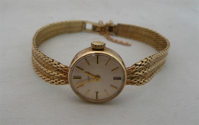 Lot 524 - A ladies 9ct gold watch with 9ct gold strap