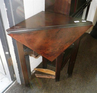 Lot 568 - Mahogany corner table