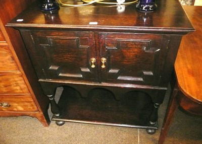 Lot 633 - A circa 1930s oak small sideboard