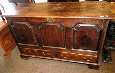 Lot 636 - A carved oak mule chest