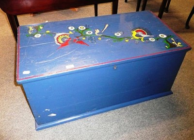 Lot 771 - A painted pine blanket chest