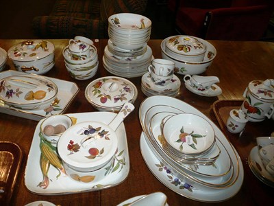 Lot 512A - A large quantity of Royal Worcester 'Evesham' dinner and table wares