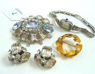 Lot 7 - A 9ct gold swirl loop brooch, a Ciro lady's wristwatch, a costume brooch and a pair of earrings