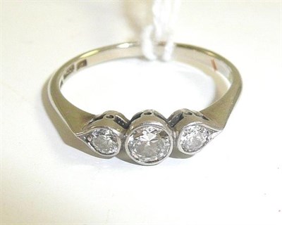 Lot 21 - A graduated diamond three stone ring