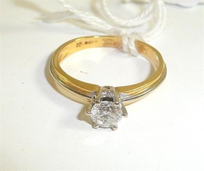 Lot 33 - A diamond solitaire ring