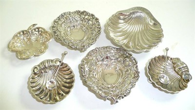 Lot 42 - A pair of silver shell salts and spoons, a pair of pierced silver pin dishes, a pierced silver...