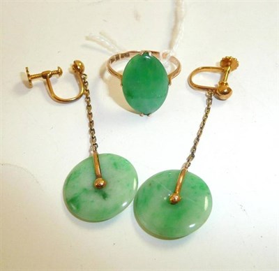 Lot 186 - A jade ring and a pair of drop earrings with jade disk pendants