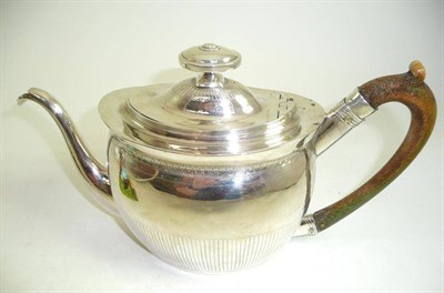 Lot 253 - A Georgian silver teapot