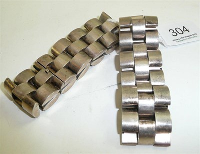 Lot 304 - A pair of brick link bracelets