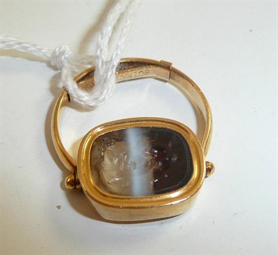 Lot 332 - An agate swivel intaglio ring