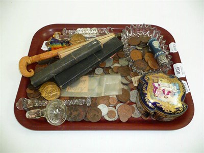 Lot 403 - A tray of collectables including an ivory parasol handle, razors, silver mounted scent bottle,...