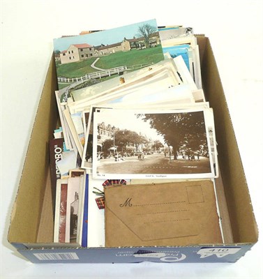 Lot 410 - A collection of approximately 200 mixed postcards