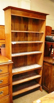 Lot 553 - An Arts & Crafts six shelf oak bookcase