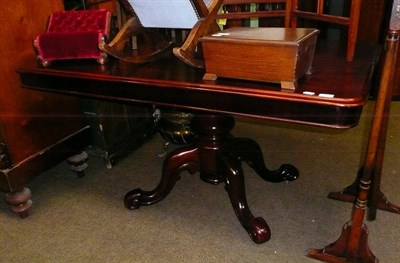 Lot 623 - Mahogany breakfast table on pedestal base