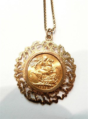 Lot 110 - A 1912 gold sovereign loose mounted on a 9ct gold chain, 20gms total