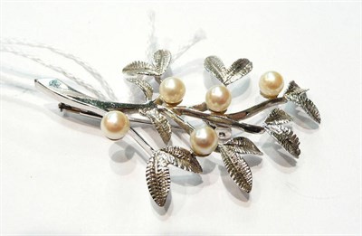 Lot 143 - A cultured pearl spray brooch '585'