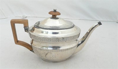 Lot 201 - A Georgian silver teapot, 15oz