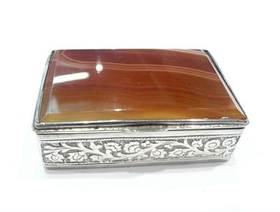 Lot 276 - An agate-set snuff box