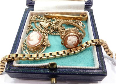 Lot 289 - A 9ct gold box bracelet, scarf clip and cameo jewellery