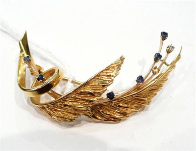 Lot 290 - An 18ct gold leaf brooch