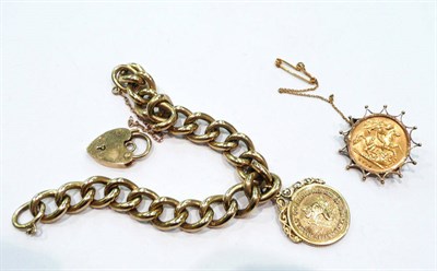 Lot 390 - A 1914 half sovereign loose mounted as a brooch and a curb link bracelet