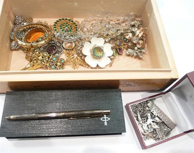 Lot 442 - A 9ct gold watch, a 9ct gold bracelet, a Parker pen and a quantity of costume jewellery