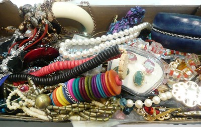 Lot 446 - A quantity of costume jewellery