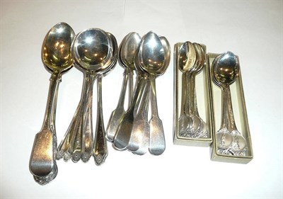 Lot 460 - Eighteen silver spoons and eleven silver golfing spoons, 21oz