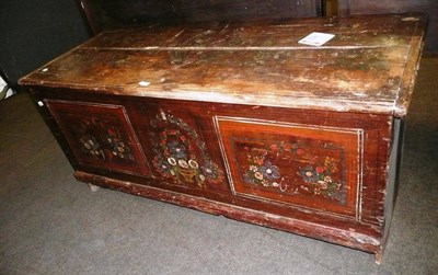 Lot 592 - A painted chest