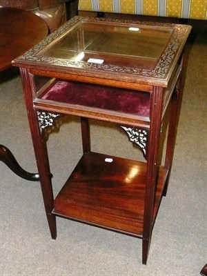 Lot 600 - An Edwardian mahogany bijouterie table with a simulated blind fret carved decoration