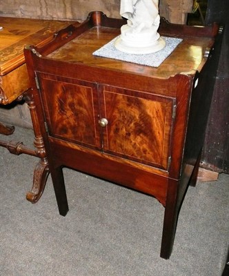 Lot 605 - A George III mahogany tray-top night table