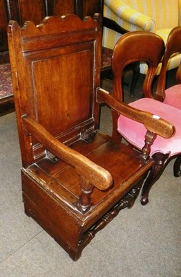 Lot 624 - An 18th century oak commode chair (a.f.)