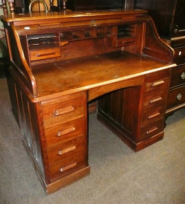 Lot 669 - An oak roll top desk