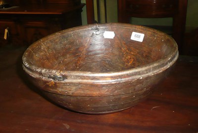 Lot 688 - An 18th/19th century dairy bowl