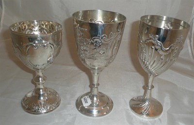 Lot 18 - Three Victorian silver pedestal goblets, 23oz