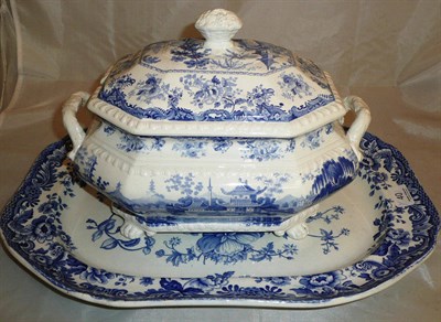 Lot 40 - Blue and white soup tureen and a Copeland platter