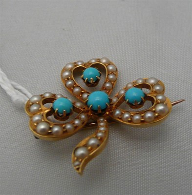 Lot 76 - A turquoise and pearl-set clover brooch