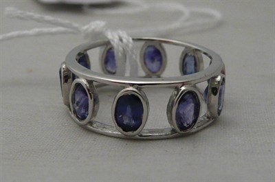 Lot 98 - A 9ct white gold sapphire ring