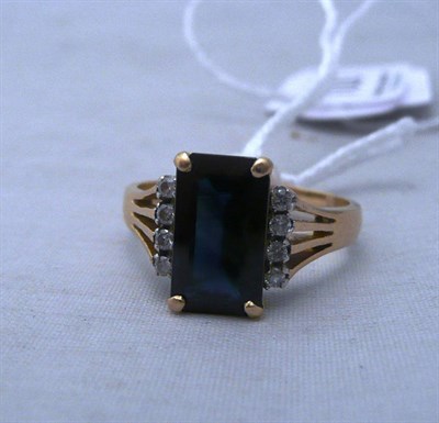 Lot 100 - A sapphire and diamond ring